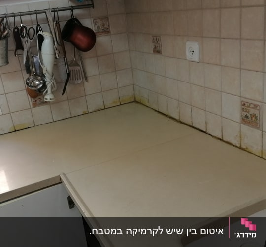 משטח שיש במטבח עם כיור ופינת עבודה
